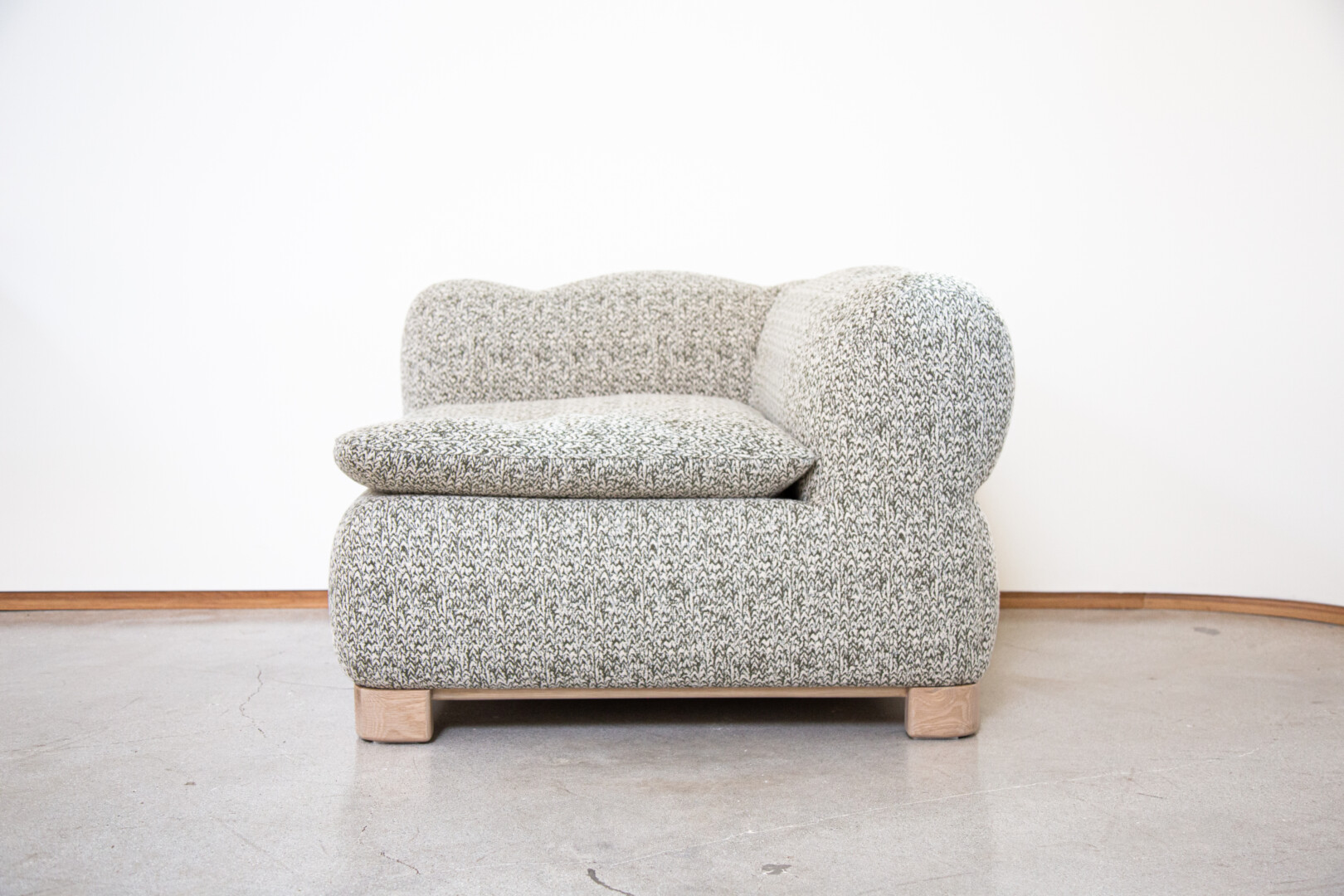 ROLLEN CORNER CHAIR