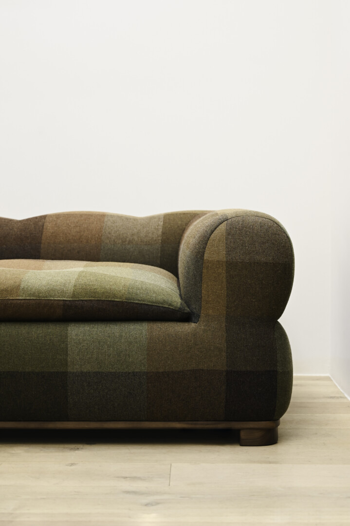 ROLLEN CORNER CHAIR