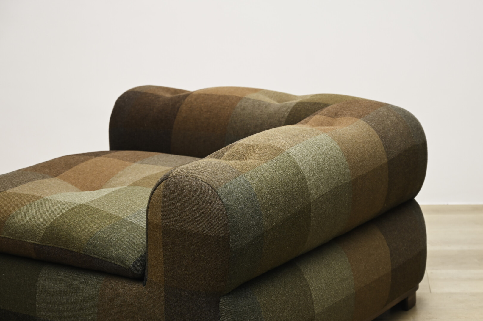 ROLLEN CORNER CHAIR
