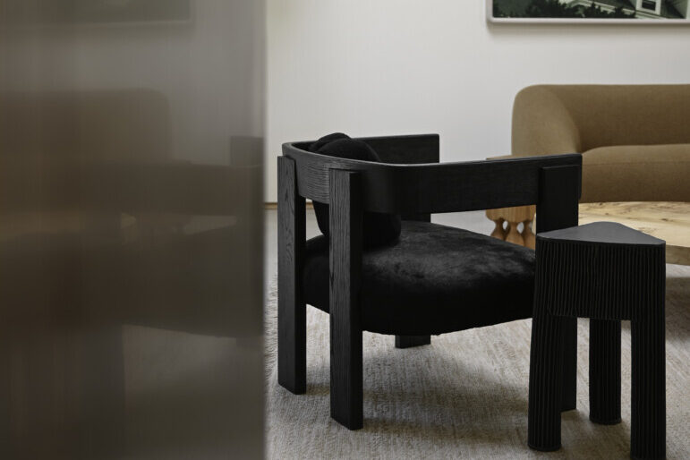 LOC LOUNGE CHAIR