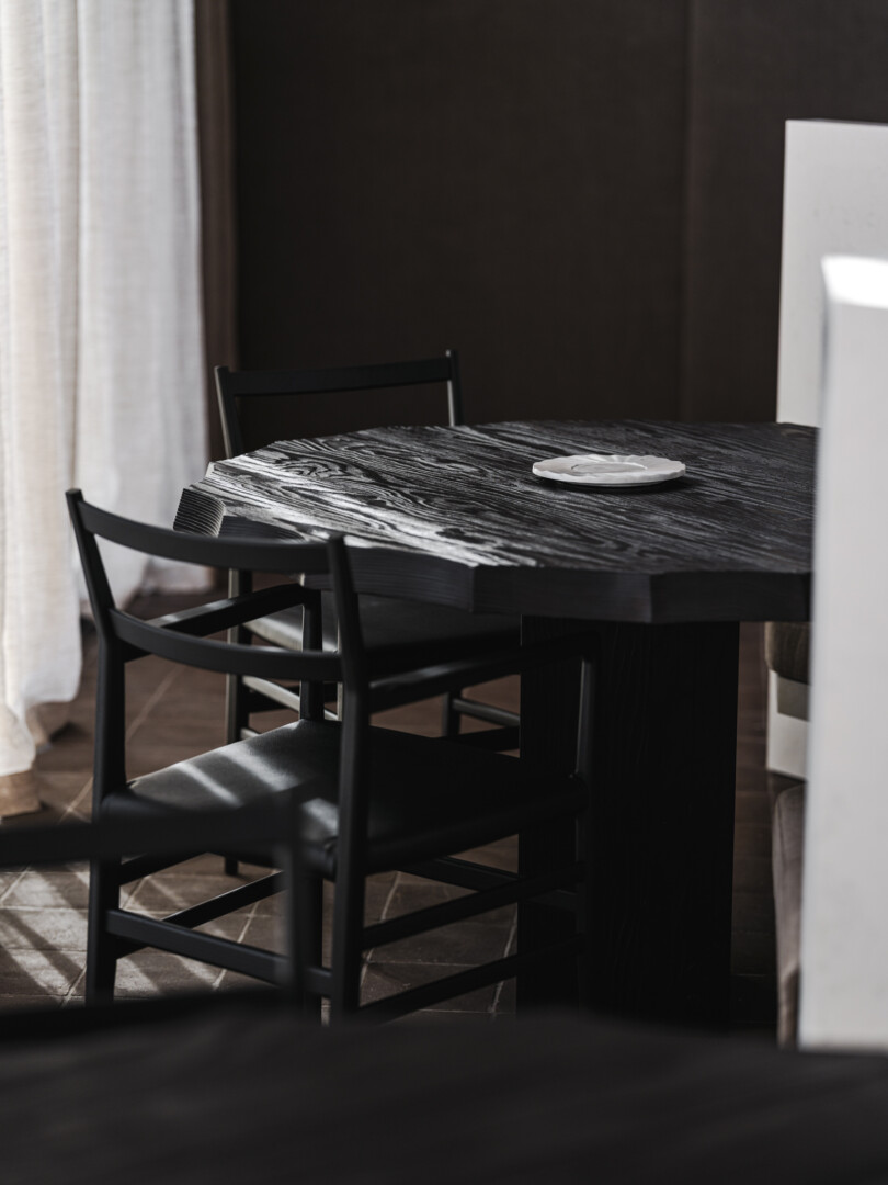 FREE SHAPE ROUND DINING TABLE