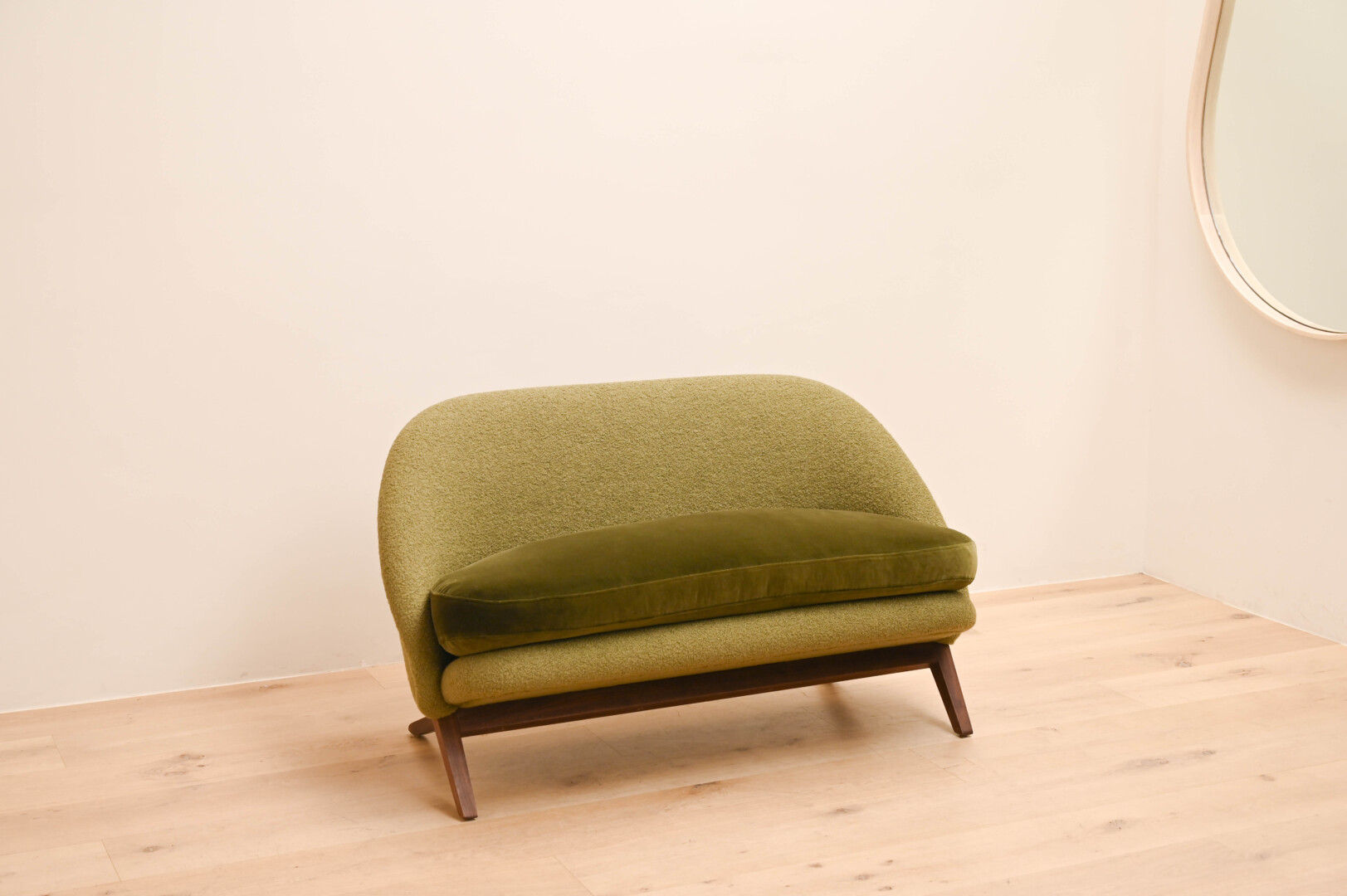 T – LOVESEAT