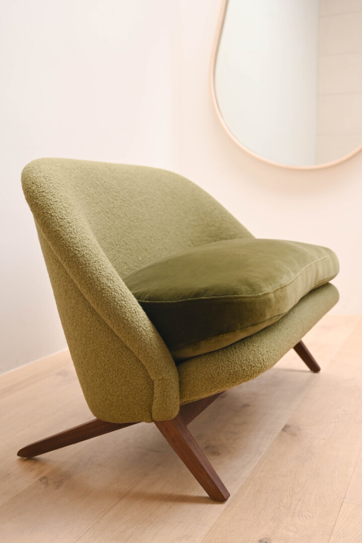 T – LOVESEAT