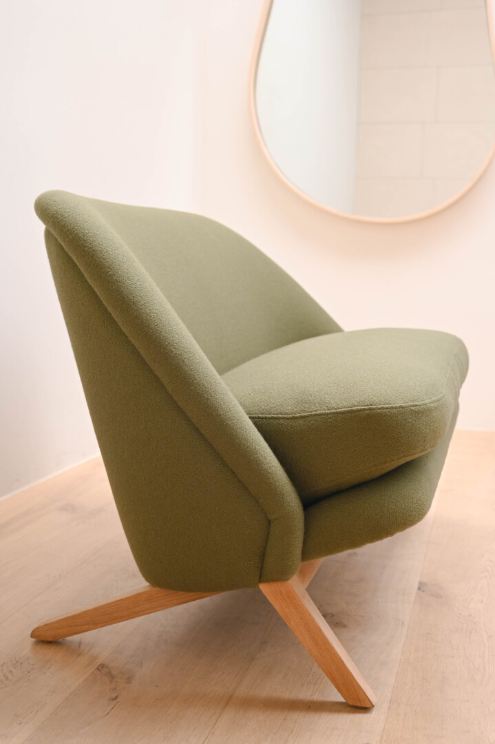T – LOVESEAT