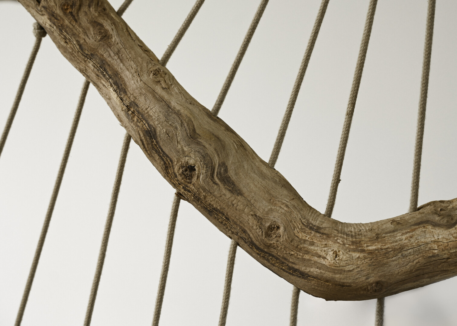 FLOATING DIVAN CHAIR