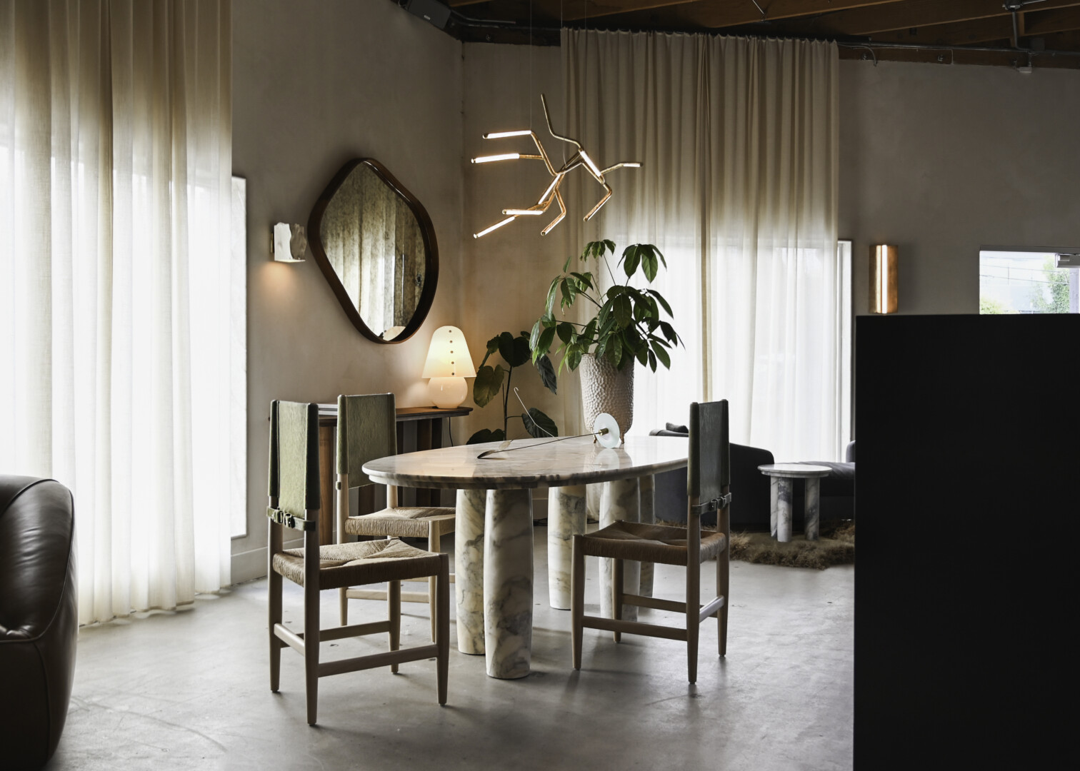 CAMPAIGN HIGH-BACK CHAIR