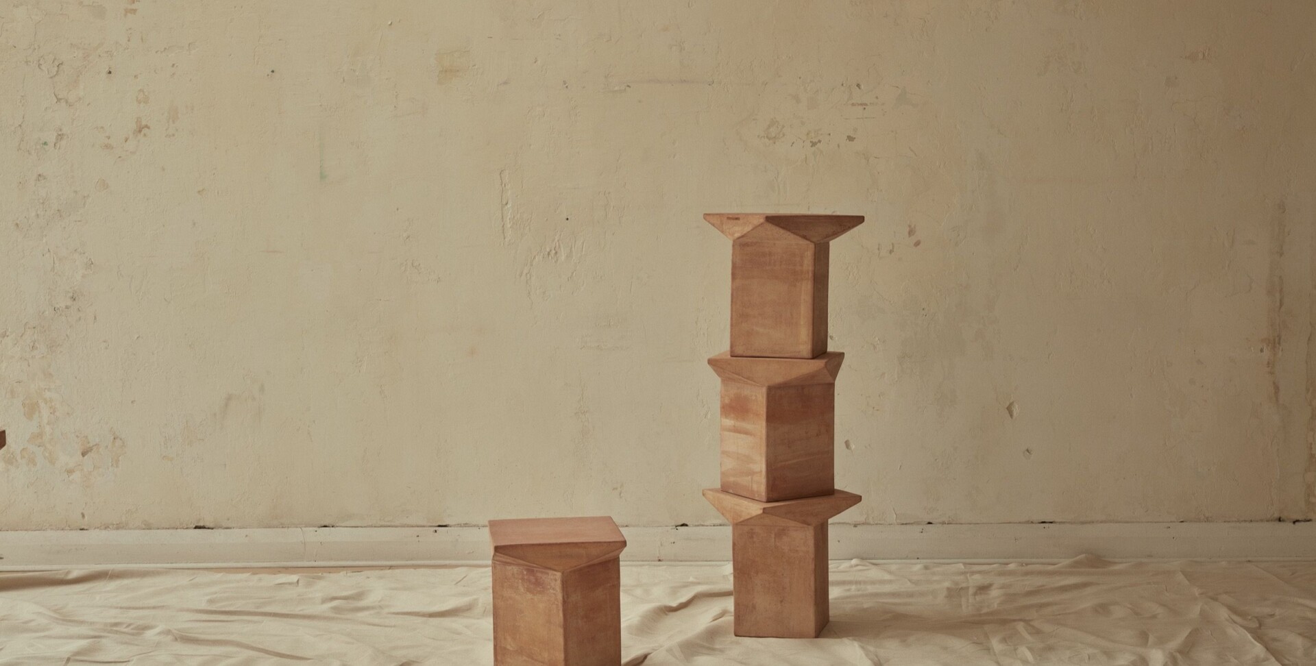 PITCHER STOOL