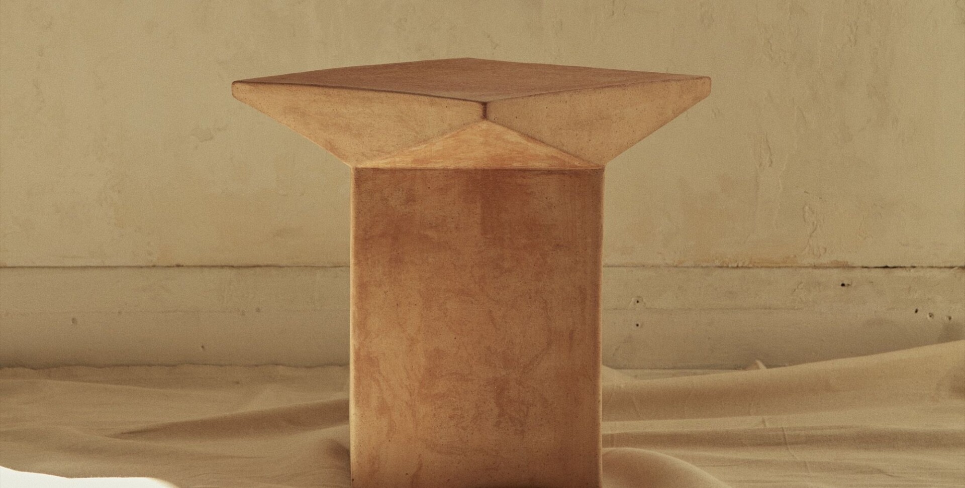 PITCHER STOOL