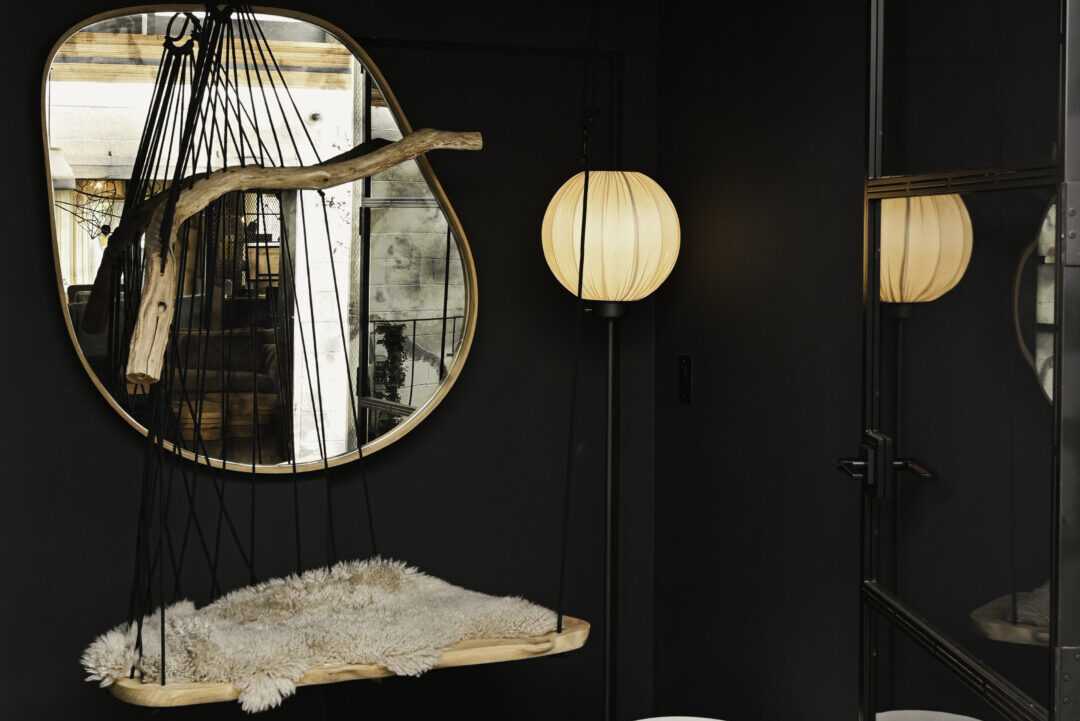 FLOATING DIVAN CHAIR