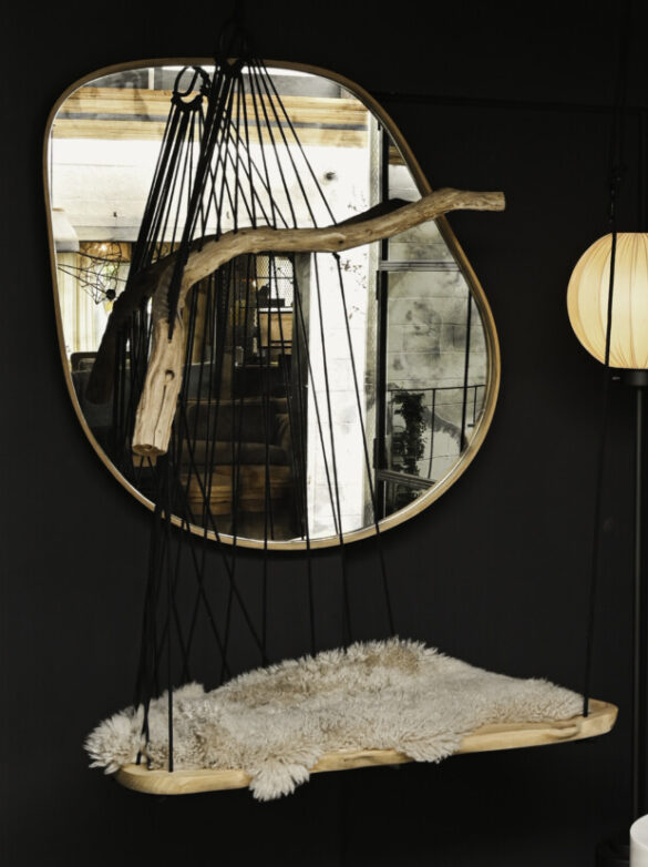 FLOATING DIVAN CHAIR