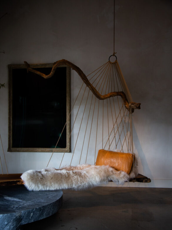 FLOATING DIVAN CHAIR