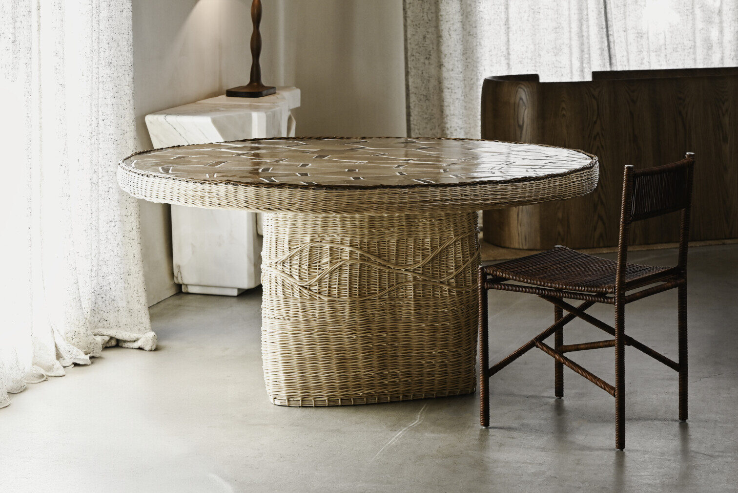 CALISSON DINING TABLE