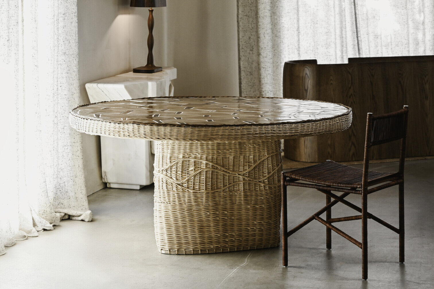 CALISSON DINING TABLE