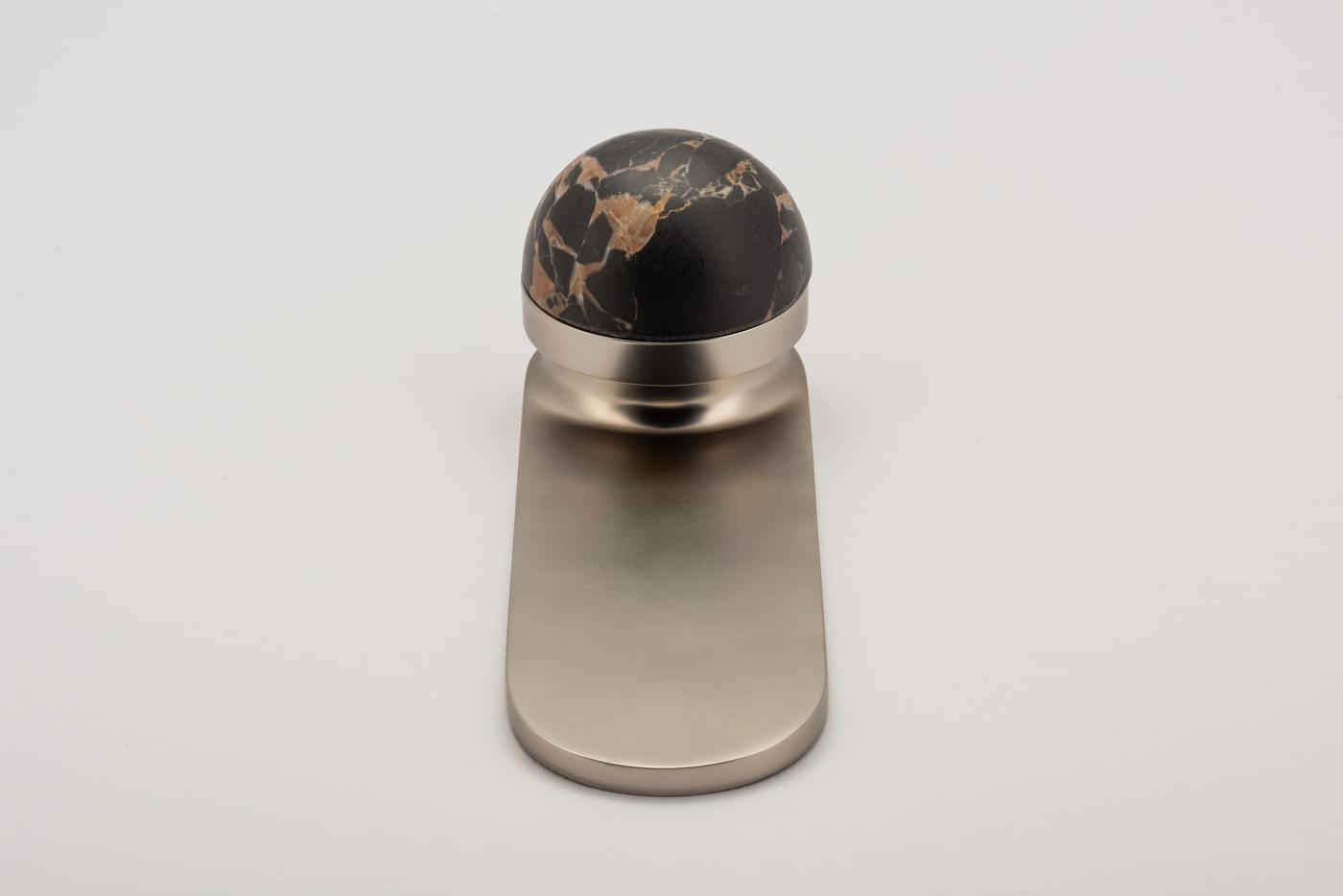 H02 – KNOB ON BACKPLATE