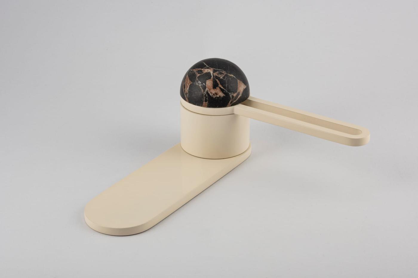 H01 – LEVER ON OVAL BACKPLATE