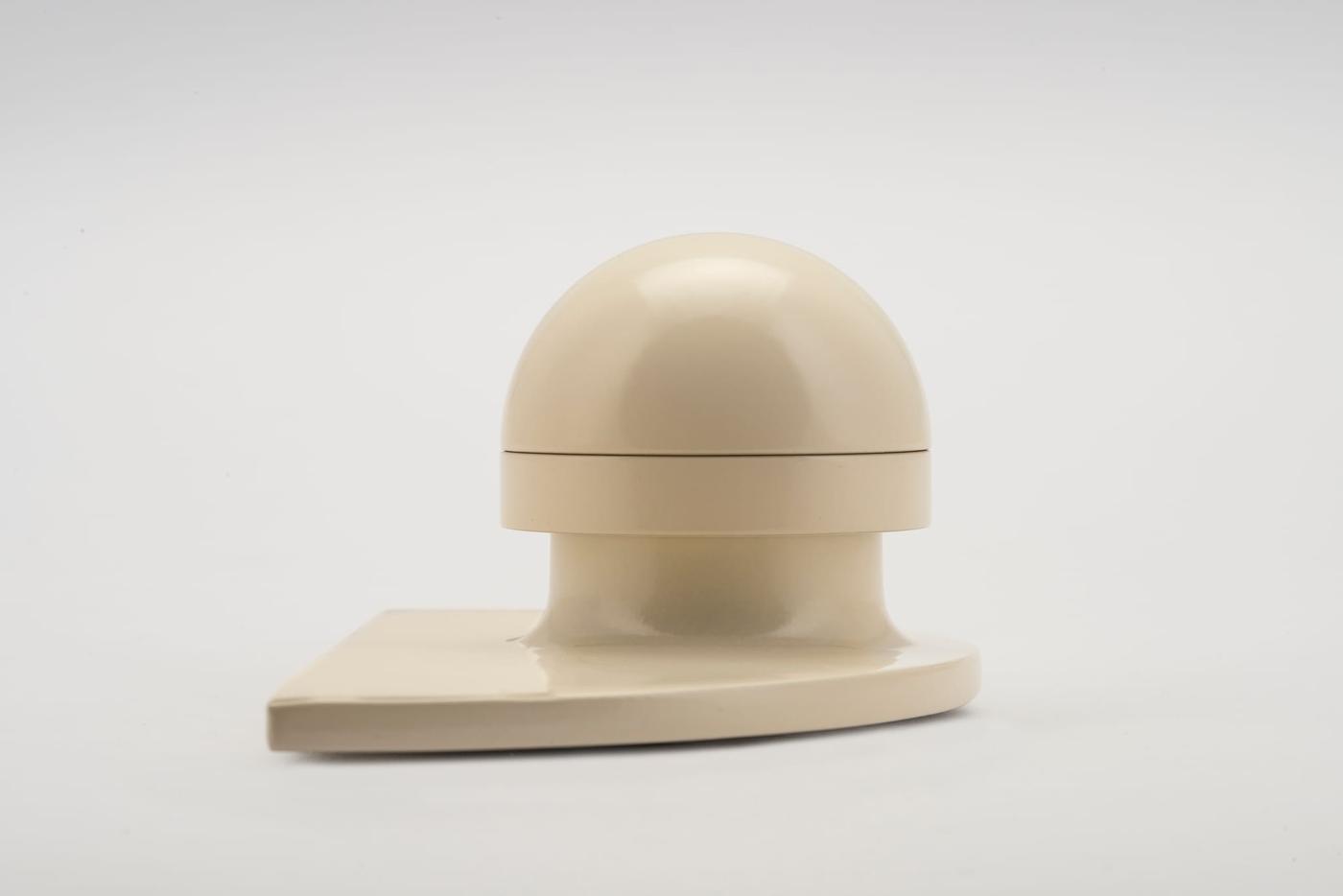 H03 – KNOB ON HALF MOON