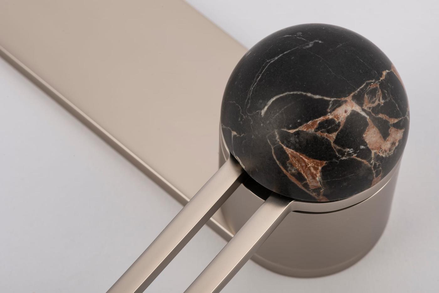 H01 – LEVER ON OVAL BACKPLATE