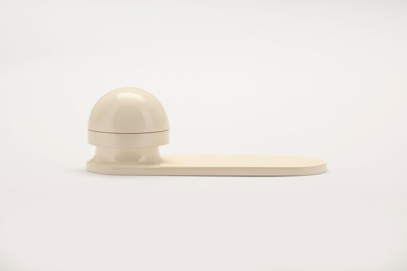 H02 – KNOB ON BACKPLATE