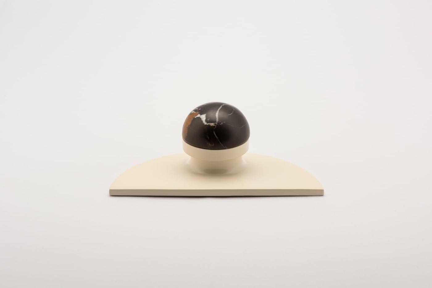 H03 – KNOB ON HALF MOON