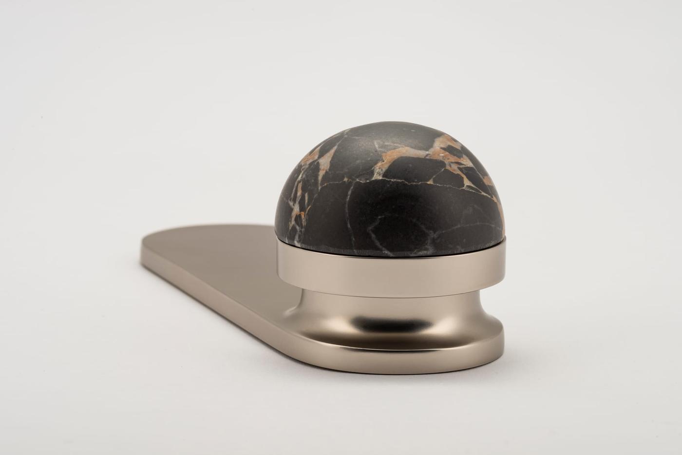 H02 – KNOB ON BACKPLATE