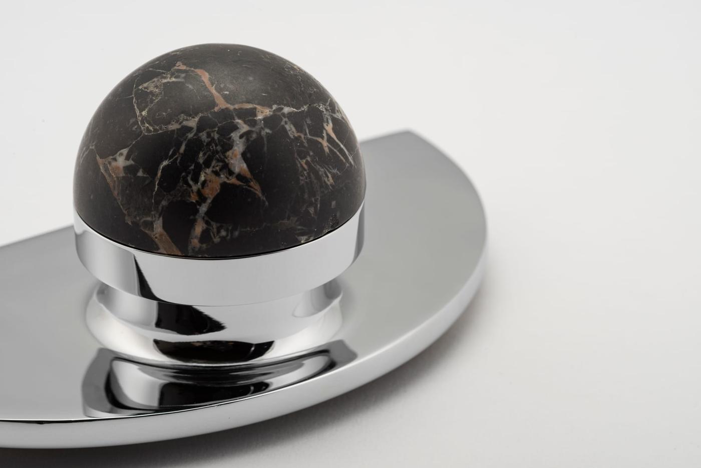 H03 – KNOB ON HALF MOON