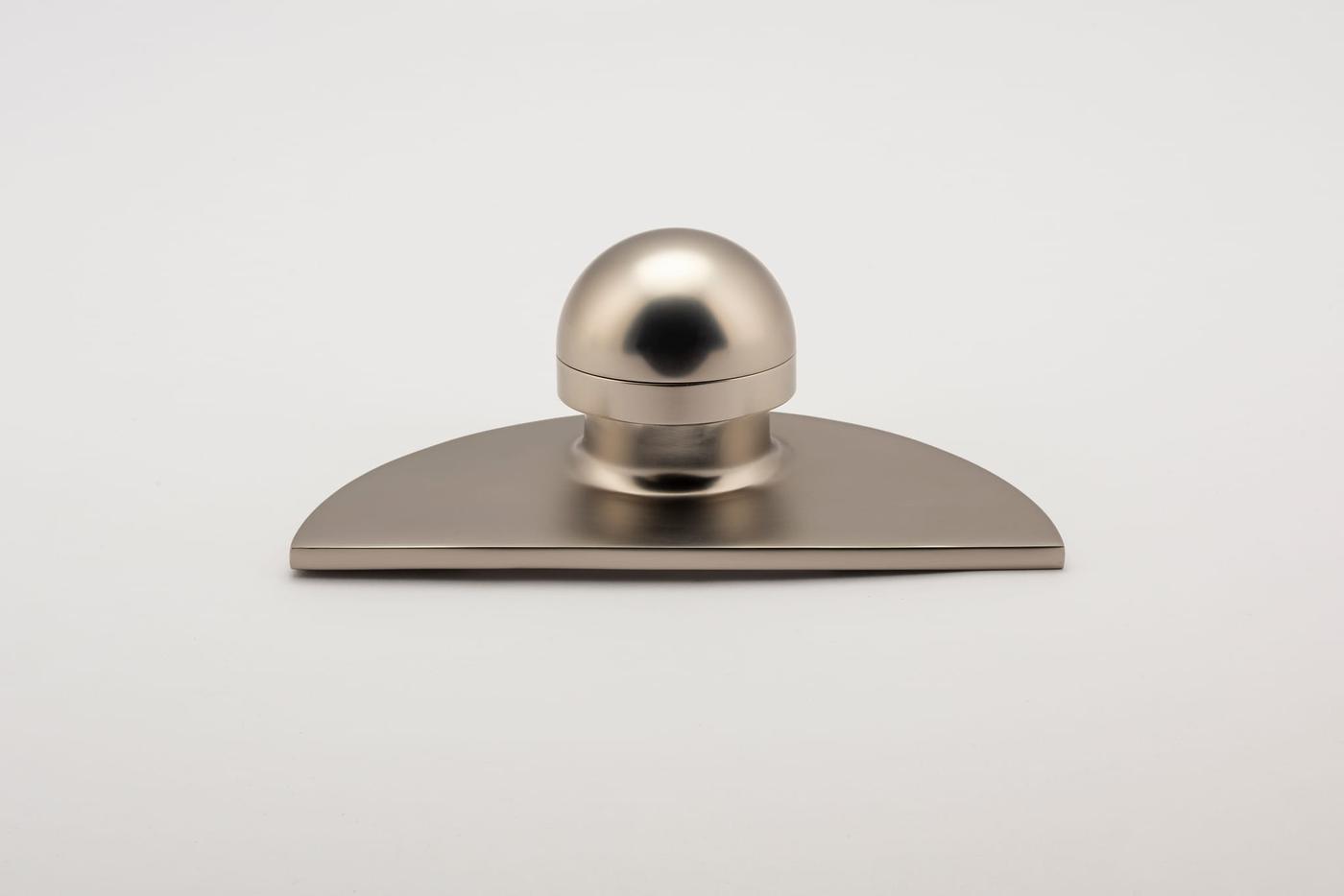 H03 – KNOB ON HALF MOON